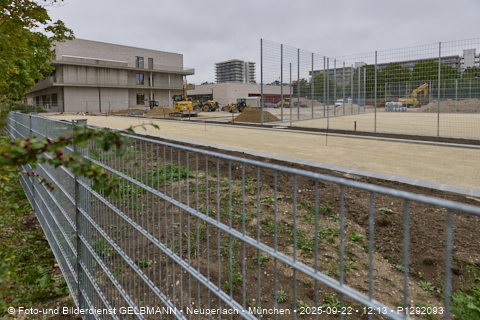 Campus Karl-Marx-Ring_Sportplatz_an_der_neuen_Grundschule_in_Neupelrach_P1292093.jpg
